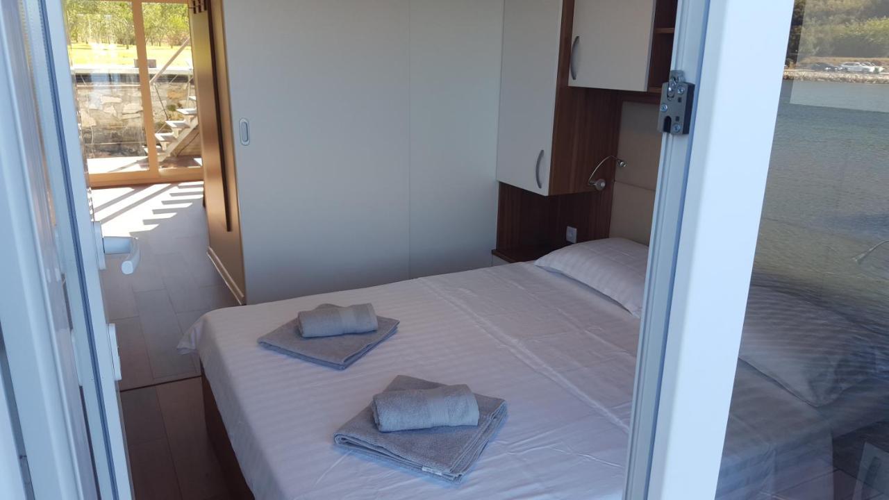 House Boat - Floating House Sofia Hotel พูลา ภายนอก รูปภาพ