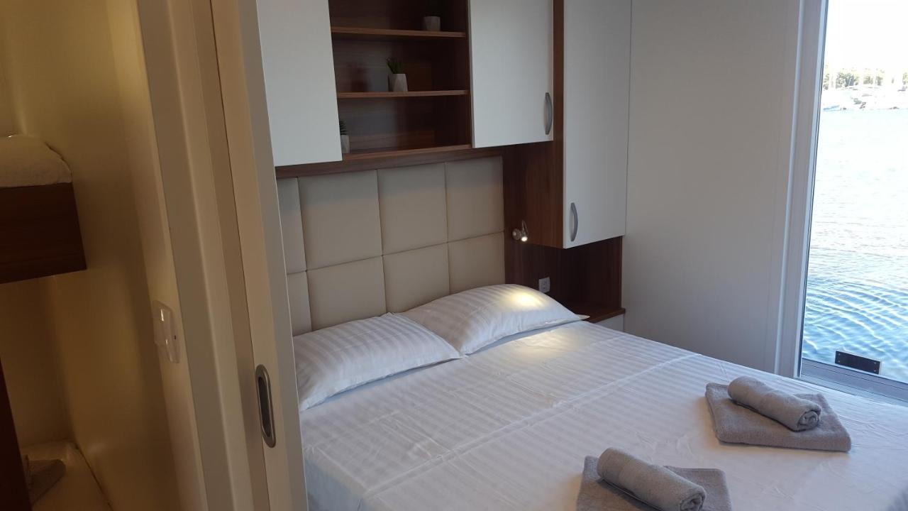House Boat - Floating House Sofia Hotel พูลา ภายนอก รูปภาพ